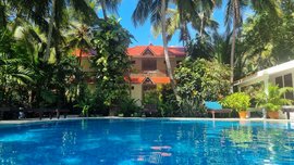 Der Außenpool inmitten exotischer Vegetation sorgt für eine entspannte Atmosphäre