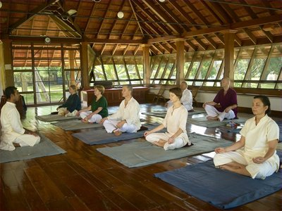 Während einer Meditationsübung in der Gruppe können Sie im Kalari Kovilakom entspannen 