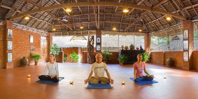 In der gemütlichen Yogahalle des Manaltheeram können Sie an den täglichen Yoga- und Meditationsstunden teilnehmen