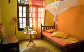 Einzelzimmer mit freundlichen Farben im Haupthaus Einzelzimmer mit freundlichen Farben im Haupthaus