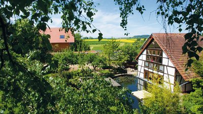Idyllisch in die Natur eingebettet liegt das Rosenberg Gesundheits- und Kurzentrum in Birstein
