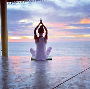 Yoga üben mit dem Rauschen der Wellen im Hintergrund