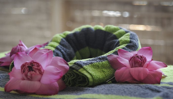 Handtuch und Blumen im Ayurveda Resort