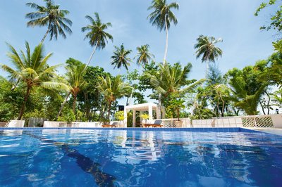 Entspannen Sie unter Palmen am Pool im Surya Lanka