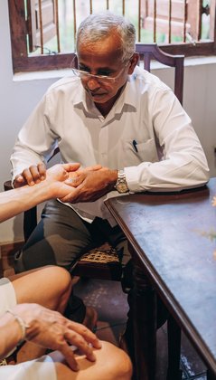 Ayurveda Arzt untersucht den Patienten