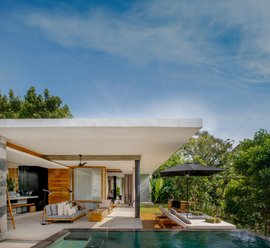 Von der Terrasse der Contemporary Villa schauen Sie direkt in den Dschungel