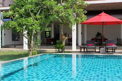 Direkt vor dem Haupthaus des ANANDA Ayurveda Resorts liegt der erfrischende Pool