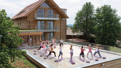 Wohltuende Yoga-Einheiten auf der Außenplattform