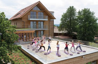 Wohltuende Yoga-Einheiten auf der Außenplattform