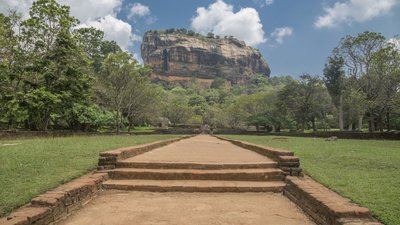 Titel: Baustein Sri Lanka Verlängerungsreisen MulkirigalaFotograf: Der Lions Rock in Sigiriya