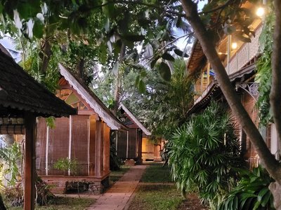 Garten mit Pavillons mit Blick auf das Wasser