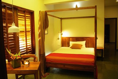 Mit Licht-Akzenten wird das Zimmer im Cliff View Retreat verschönert