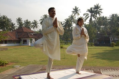 Im Garten des Hotels Kalari Kovilakom eine Yogastunde genießen