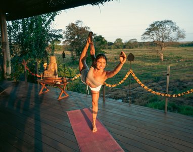 In der offenen Yogahalle üben Sie zweimal täglich Yoga und Meditation