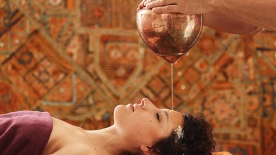 Der Stirnguss ist meist ein Bestandteil einer Ayurveda Kur