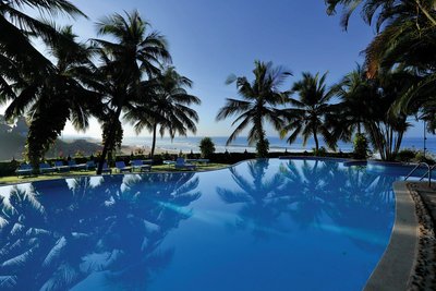 Vom Pool des Manaltheeram Ayurveda Resort blicken Sie direkt aufs Meer