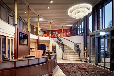 Edel geschwungen führt die Treppe vom Eingangsbereich in die Bar & Lounge