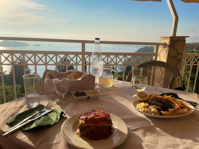 Wunderschöner Ausblick vom Restaurant im Bergdorf Afionas