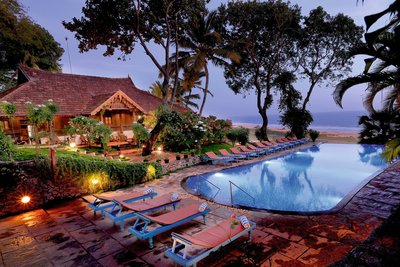 Blick auf den wunderschönen Pool inmitten der Gartenanlage des Somatheeram Ayurveda Resort in Südindien