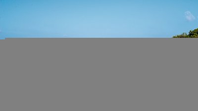 Der weiße Sandstrand lädt zu Spaziergängen ein