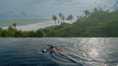 Schwimmen Sie im Pool mit Meerblick