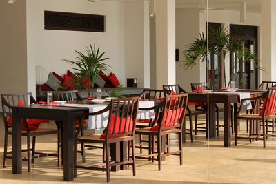Speisen Sie im sonnendurchfluteten Restaurant des ANANDA Ayurveda Resorts