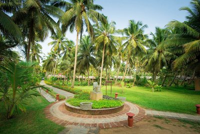 Die weitläufige Anlage des Sitaram Beach Retreat ist gesäumt von unzähligen Palmen