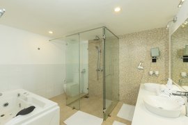 Die Badezimmer der Garden Lofts haben neben einer großen Dusche auch einen eigenen Whirlpool Die Badezimmer der Garden Lofts haben neben einer großen Dusche auch einen eigenen Whirlpool