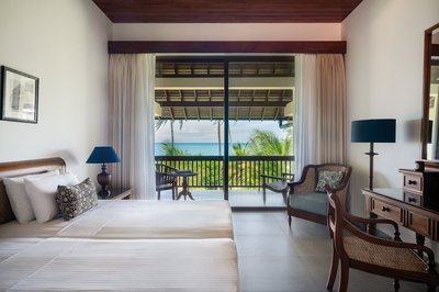 Stilvolle Zimmer mit Panorama-Ausblick auf das Meer