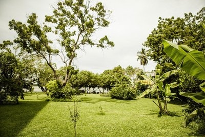 Finden Sie Ihre innere Ruhe auf Spaziergängen durch den weitläufigen Garten des Thaulle Resorts