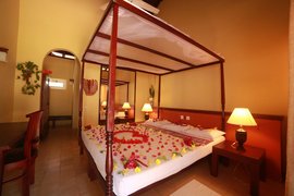 Die 20 Zimmer der Lotus-Villa sind entweder zur Meerseite oder zum Garten ausgerichtet