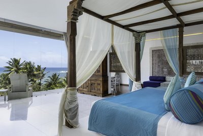 Mit weitem Meerblick lädt das Himmelbett der Master Suite zum träumen ein