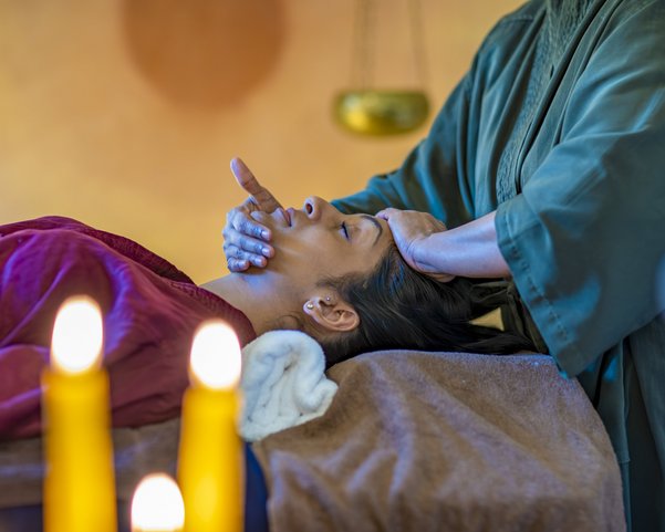Eine Frau erhält eine ayurvedische Kopfmassage