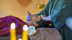 Eine Frau erhält eine ayurvedische Kopfmassage