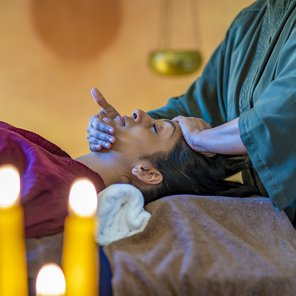 Eine Frau erhält eine ayurvedische Kopfmassage