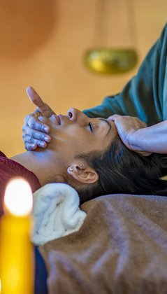Eine Frau erhält eine ayurvedische Kopfmassage