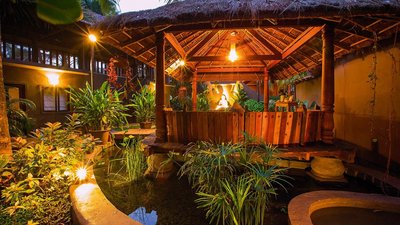Genießen Sie die gemütliche Atmosphäre des von einem kleinen Teich umgebenen Ruhe-Pavillons vor oder auch nach Ihrer Spa-Behandlung im Ashiyana.