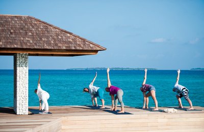Üben Sie Yoga mit Blick auf das Meer
