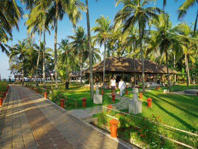 Das Sitaram Beach Retreat liegt in einem tropischen Garten direkt am Arabischen Meer
