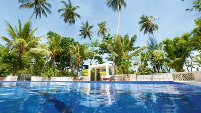 Entspannen Sie unter Palmen am Pool im Surya Lanka