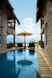 Der Blick vom Pool der Panoramic Suite auf das Meer