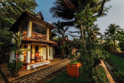 Die Anlage und Zimmer des Athreya Ayurvedic Centre Hotel in Kerala sind mit viel Holz und natürlichen Baumaterialien versehen 