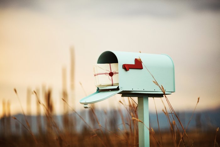 Ein türkiser altmodischer Briefkasten mit Post