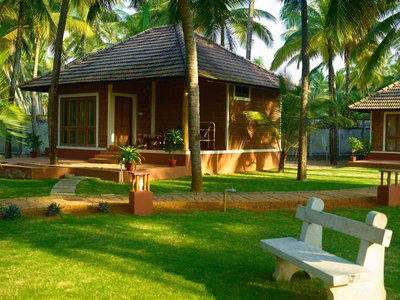 Die modern eingerichteten Bungalows des Nattika Beach Resorts befinden sich inmitten eines großen tropischen Gartens