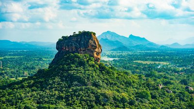 Der anmutende Sigiriya Felsen und im Hintergrund die Berge von Kandy