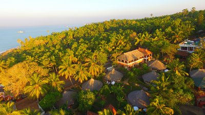 Nikkis Nest von oben - direkt am Strand und inmitten eines Palmengartens