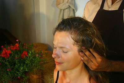 Genießen Sie eine ayurvedische Kopfmassage