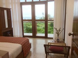 Vom Bett des Komfort Zimmers aus, den wunderschönen Ausblick durch die großen Fenster auf die vielseitige Landschaft genießen Vom Bett des Komfort Zimmers aus, den wunderschönen Ausblick durch die großen Fenster auf die vielseitige Landschaft genießen