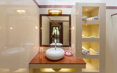 Die Zimmer im Bethsaida Hermitage sind mit stilvoll eingerichteten Badezimmern ausgestattet