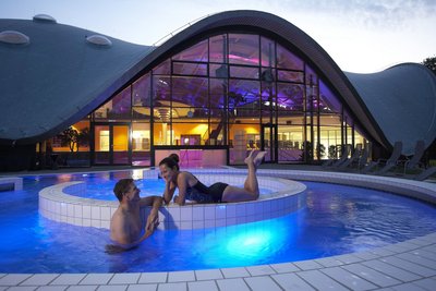 Die warme, wohltuende Sohle in der Therme genießen
